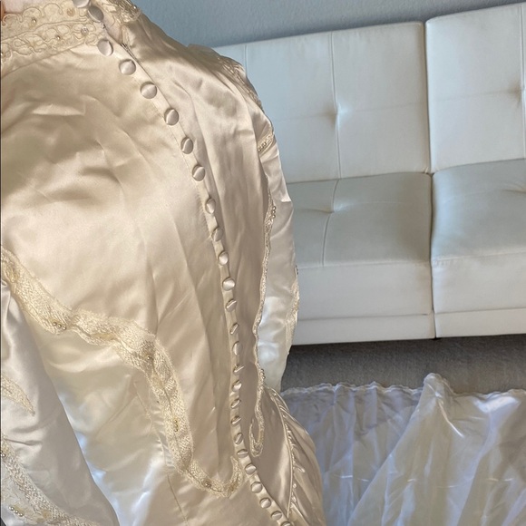 Elegant Vintage Ivory Lace Wedding Gown - Picture 9 of 16